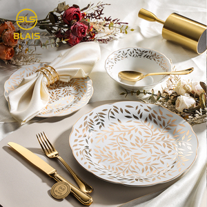 Magnifique service de vaisselle en grès fin Assiette à bord à vague irrégulière en porcelaine blanche et feuille d'or avec bol en céramique - Product Image 1