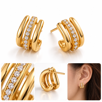 Boucles d'oreilles Mosen personnalisées à trois rangs, serties de zircone cubique pavée au centre, en acier inoxydable plaqué or 18 carats.