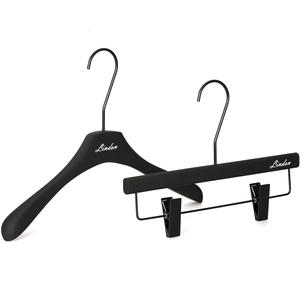 Cintres en bois anti-rayures LINDON, finition caoutchouc noir, cintres de luxe pour boutiques, hôtels et magasins de détail - Product Image 6