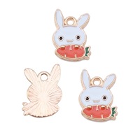 Breloque Lapin Tenant une Carotte en Alliage de Zinc Doré avec Émail Blanc et Rouge pour Décoration de Panier de Pâques