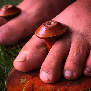 Sandales en bois rouge Khadaun Paduka, fabriquées à la main, traditionnelles, pour la méditation, le yoga, le temple, unisexes, motif étoile, 2 pièces - Product Image 2