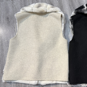 <span class=keywords><strong>Gilet</strong></span> <span class=keywords><strong>sans</strong></span> manches en pure laine de luxe ViVi7 avec revers, texture mode, en vraie fourrure de <span class=keywords><strong>lapin</strong></span> Rex pour <span class=keywords><strong>femme</strong></span> - Product Image 2