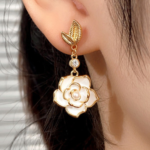 Orecchini a Perno con Fiore di Camelia in Stile Francese, Gioielli Floreali Chic a Forma di Foglia per Donna, Accessorio Regalo per Uso Quotidiano e Feste - Product Image 6
