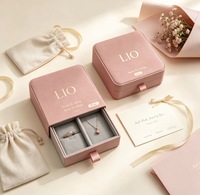 Boîtes à bijoux de luxe de petite taille avec insert en velours, logo personnalisé imprimé, emballage en carton premium pour bague, boucles d'oreilles et bracelet
