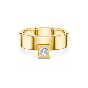 Bague solitaire en or jaune 18 carats avec diamant taille princesse, bague de fiançailles pour homme à large bande plate sertie clos, bijou signet moderne et raffiné - Product Image 1