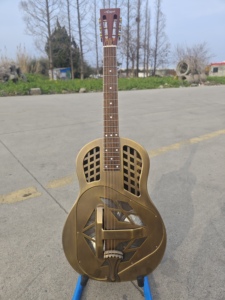 Guitare à résonateur Aiersi, corps en laiton mat, tricone, 6 cordes en acier, avec étui rigide en mousse - Product Image 1
