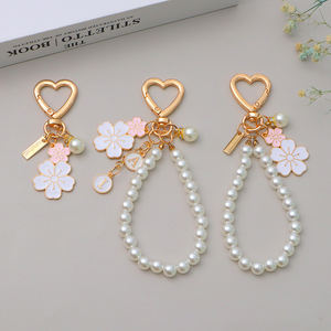 سلسلة مفاتيح معدنية مطلية بالمينا بتصميم زهور كلاسيكية مع سلسلة لؤلؤ وقلادة على شكل قلب لتزيين الحقائب - Product Image 1