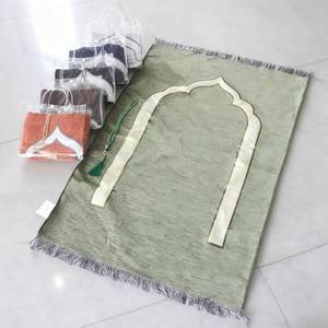 Cómoda alfombra de oración musulmana de felpa de chenilla, lavable, con diseño floral en forma de arco, viene con Tasbih y bolso transparente, adecuada para - Product Image 1