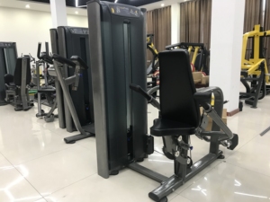 Gli <span class=keywords><strong>istruttori</strong></span> di palestra utilizzano una macchina professionale per tricipiti con piastre di inserimento per allenare i tricipiti. - Product Image 5