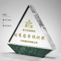 Prix du trophée en marbre de cristal d'obélisque de triangle de haute qualité Conception durable populaire pour les récompenses de souvenirs de remise des diplômes