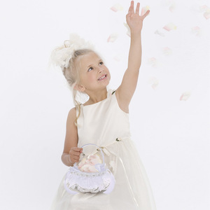 Cesta de flores artificiales para niña de las flores con plumas y encaje, cesta de pétalos blancos para ceremonia nupcial y recepción - Product Image 2
