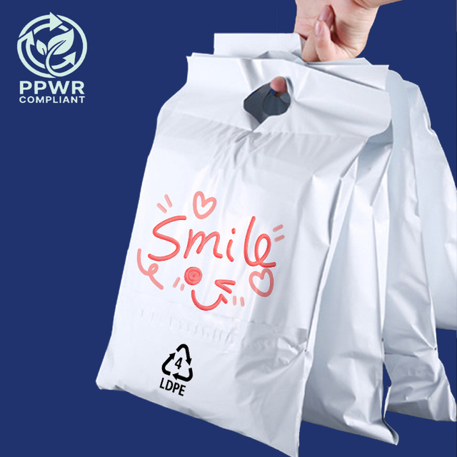 Certificato GRS Imballaggio Riciclato Delivery Bag EU PPWR Compliant Recycled LDPE Shipping Bags with Matte Luxury Swith Handle