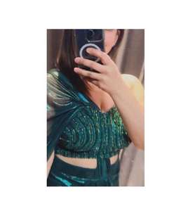 ผ้าซิ่นเนื้อผ้าชิมเมอร์สุดหรู จับคู่กับเสื้อสีเขียว ชุดพื้นเมืองร่วมสมัยสำหรับผู้หญิง เหมาะสำหรับงานค็อกเทล งานเลี้ยงตอนเย็น - Product Image 1