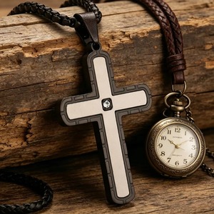 Collier minimaliste bicolore avec pendentif croix en acier inoxydable incrusté de cristal, chaîne maille forçat, bijoux religieux chrétiens - Product Image 1
