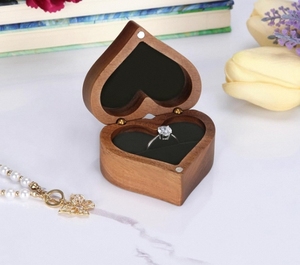 Gran oferta, caja de regalo de anillo de madera con logotipo personalizado, forma de corazón pintada para joyería de boda hecha de madera - Product Image 6