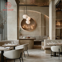 Ensemble de meubles pour café, restaurant, tables rondes en bois, chaises en rotin et canapé en forme de L gris