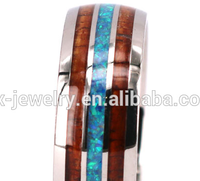 Bague en pierre précieuse écrasée Designs Bande en titane avec double incrustation de bois de Koa Bague en opale bleue brillante