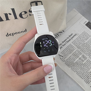 Montre numérique LED unisexe de style sportif avec bracelet en silicone, étanche 3 ATM, chronographe et autonomie de 1 an - Product Image 3