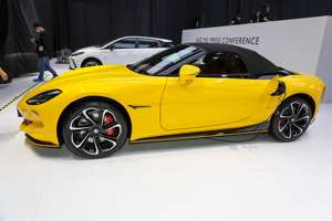 2024 MG Cyberster 520km uzun menzilli 4WD Roadster spor araba efsane baskı yeni enerji araçları - Product Image 6