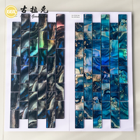 Mosaïque en verre bleu artisanal pour murs décoratifs de luxe et intérieurs contemporains