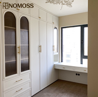 Conception de dressing sur mesure de luxe moderne avec aménagement de placards optimisant l'espace pour projets de suites d'hôtel
