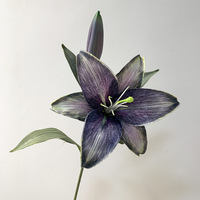 Tweehoofdige lelie 3D-printen van een bloem en een knop Simulatielelie Kunstbloemen Europese retro bruiloft Huisfotografie Bloemmotief