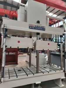 Presse hydraulique CE à 6 colonnes et 3 poutres avec double table <span class=keywords><strong>de</strong></span> travail pour <span class=keywords><strong>la</strong></span> fabrication <span class=keywords><strong>de</strong></span> briques à lécher pour bovins et ovins, <span class=keywords><strong>de</strong></span> blocs <span class=keywords><strong>de</strong></span> sel en poudre – Vente directe usine - Product Image 1
