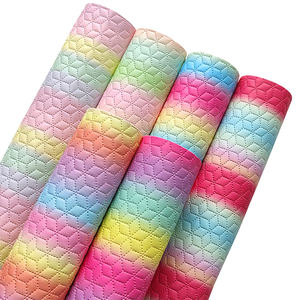 Cuero de vinilo en relieve prismático arcoíris Cuero de imitación de color acolchado para hacer bolso DIY llaveros con lazo cartera accesorio artesanal - Product Image 1