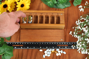 ピルボックス7日間オーガナイザータンポポパフ木製ピルコンテナラッカー & オイル仕上げ木製ピルボックス7日間の太陽と月の日ボックス - Product Image 4