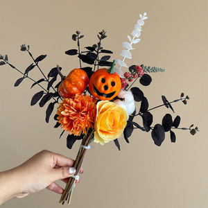 Ramo de calabazas de estilo gótico atado a mano para Halloween, flores artificiales negras y rojas para decoración de fiestas, hogar y escritorio. - Product Image 4