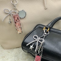 Porte-clés polyvalent et minimaliste en acrylique avec nœud en acier inoxydable, sac à rouge à lèvres en maille, décoration tendance, cadeau élégant