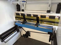 Mini-presse plieuse CNC 30T/1600 pour tôles et profilés métalliques, idéale pour l'usine