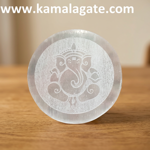 Placa de Carga de Selenita Natural Hecha a Mano - Disco Curativo Grabado con Geometría Sagrada para Limpieza de Cristales y Decoración del Hogar con Reiki - Product Image 3
