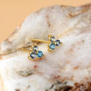 Vente en gros de boucles d'oreilles tendance en forme de mini clous géométriques en cristal bijoux tendance unisexe en plaqué or avec zircon cadeau en laiton - Product Image 6