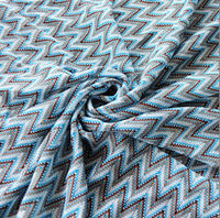 Nouveauté Tissu en maille jacquard teint en fil à motif ondulé 100% polyester pour vêtements de mode