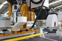 Router CNC para trabajar la madera, máquina de anidamiento CNC de cuatro ejes con sierra, equipo de corte CNC automático para fabricación de muebles