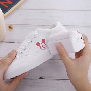 Imprimante portable Printpods pour l'impression sur un sac personnalisé et un pot à bougie irisé - Product Image 4