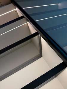 Dressing sur mesure moderne en cuir avec cloison en verre et éclairage LED, rangement personnalisé - Product Image 6