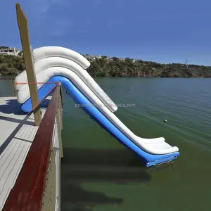 Água comercial jogar equipamento ao ar livre flutuante inflável doca slide água para barco inflável iate slides com subida