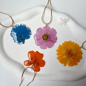 Collier pendentif en fleurs naturelles (Senna, <span class=keywords><strong>Cosmos</strong></span>, <span class=keywords><strong>graines</strong></span> noires, Nigella) avec chaîne serpent en acier inoxydable doré - Product Image 5