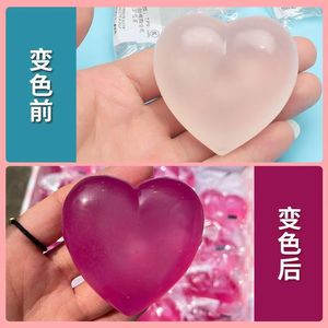 Juguete Antiestrés de Plástico en Forma de Corazón con Luz que Cambia de Color con la Exposición a la Luz y Textura de Maltosa para Amasar y Divertirse - Product Image 2