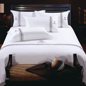 Design suave capa de edredão jogo do fundamento do hotel, cama de hotel lençóis de algodão equipada com logotipo personalizado