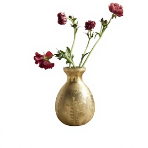 Jarrón de mesa tradicional de latón hecho a mano con grabado floral para decoración de interiores - Product Image 1
