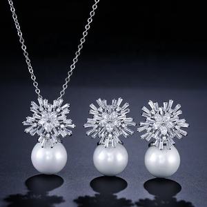 ต่างหูแต่งงานแบบติดหูประดับเพชรคิวบิกเซอร์โคเนียรูปเกล็ดหิมะสีขาวแดง รุ่น RAKOL EP075 - Product Image 6