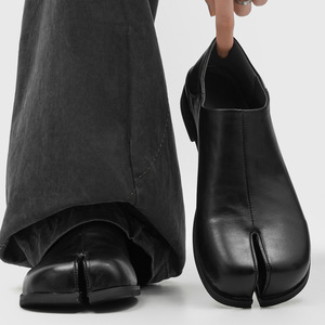 Mocasines planos con puntera separada estilo 'Pig's Foot' y diseño 'Horse Hoof', sin cordones, negros, nueva colección Verano 2026 - Product Image 5