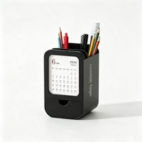 Organisateur de bureau multifonctionnel : porte-stylos, calendrier, tiroir, support pour notes adhésives, personnalisable avec logo, idéal pour cadeaux d'accueil et de rentrée