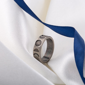 Anillo de Acero Inoxidable con Patrón de Fase Lunar y Acabado en Plata Antigua, Joyería de Moda Unisex, Regalo - Product Image 1