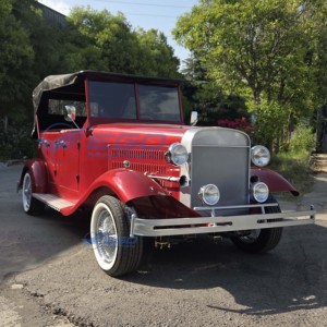 Voiture électrique classique vintage rouge vif de luxe avec auvent noir, artisanat rétro haut de gamme, expérience de conduite silencieuse - Product Image 2