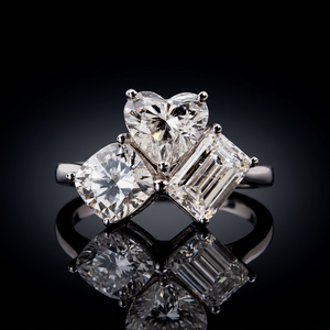 Anillo de Compromiso de Oro de 18k con Tres Piedras de Diamante Cultivado en Laboratorio con Corte Esmeralda y Claridad VVS2, Certificado IGI - Product Image 1