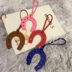 Breloque de sac tendance transfrontalière la plus vendue, pendentif de sac créatif en forme de fer à cheval, breloque poney en cuir PU double face en forme de U. - Product Image 3